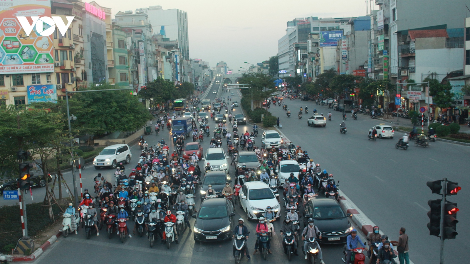 Ngã Tư Sở - Trường Chinh "dễ thở" hơn sau 5 ngày thông xe đường vành đai 2 trên cao